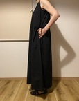 【UNIQLO　ウエストギャザーワンピースノースリーブ】カラーはブラックとグレーの2展開。便利なサイドシームポケットも付いています