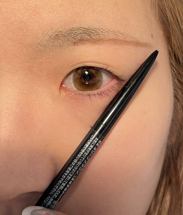 【セザンヌ 超細芯アイブロウ】ペンシルを使って長さを決めましょう