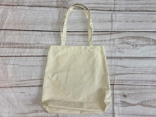 背面は装飾がないシンプルなデザイン