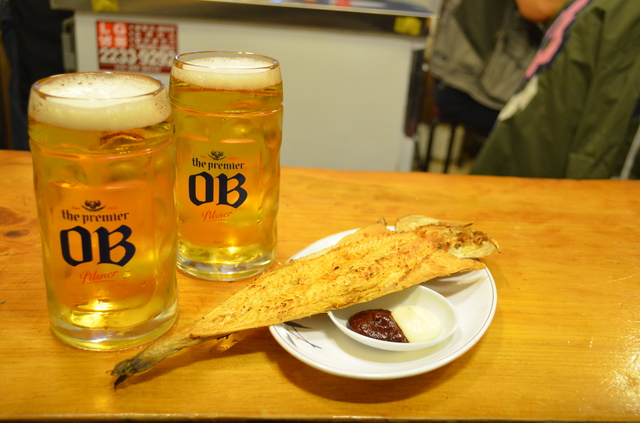 ノガリクイは歯ごたえがあり、噛むのに時間がかかるので、たったの1000ウォンで、生ビール1～2杯が余裕で飲める。硬いものが苦手な人は同じ干し鱈でも少しやわらかいファンテ（写真）を頼むといい。「ファンテ ジュセヨ（ファンテください）」で通じる