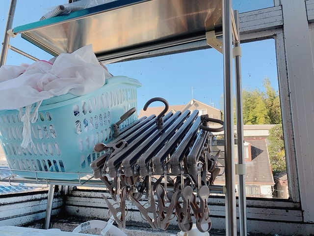 【ニトリ デコホーム 伸縮式ハンガー(39ピンチ)】コンパクトになるので、洗濯機ラックの上などちょっとした隙間に置けて便利！