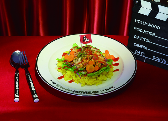 チキンオーバーライス 1,600円(税込1,760円)|ディズニー100周年「The Wonder Movie CAFE」