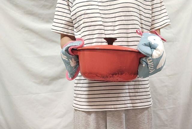 鍋を持ち運ぶ姿もかわいい印象に【ゼクシィ11月号】付録「ミッフィー鍋つかみ＆鍋敷きセット」