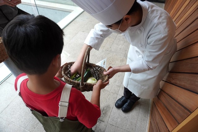 【リゾナーレ那須】収穫した野菜をレストランに納品