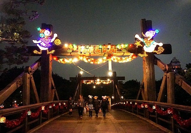 「フィエスタ・デ・ラ・ルース」が装飾されたプエンテ・デル・リオ・ペルディード