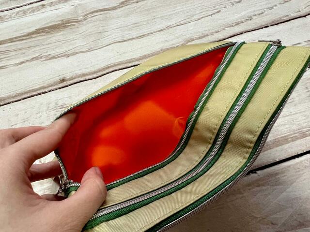 内側は元気が出るビタミンカラーのオレンジ♪こちらは3段目です【GLOW 2023年11月号】付録「SNOOPYスヌーピーのビーグル・スカウト50周年」3段ポケット収納上手ポーチ