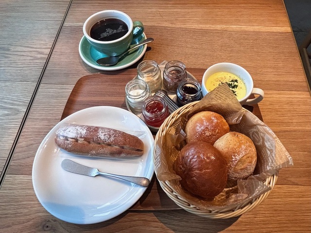 【les joues de BeBe】４種のパンセットに、別途飲み物とスープを頼みました