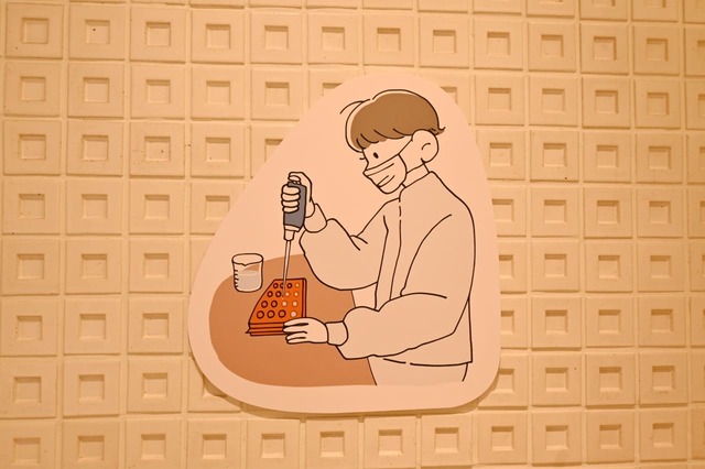 【とらや特別展】実際の「とらやの研究室」の実験イメージをイラストに