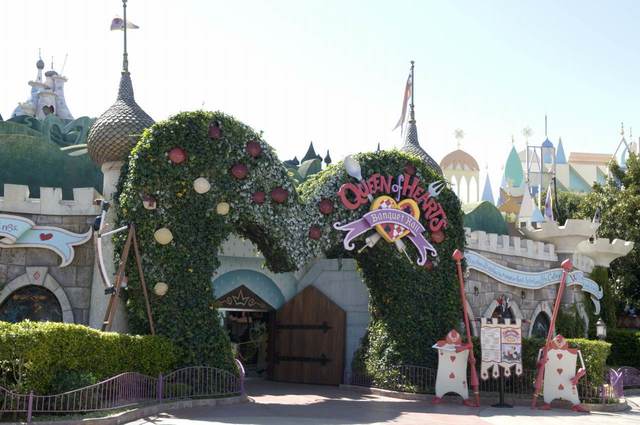 クイーン・オブ・ハートのバンケットホール　©Disney