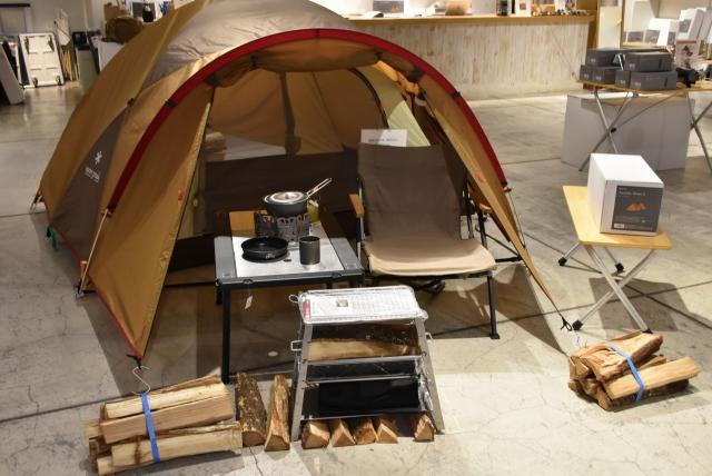【Snow Peak TAKIBI LOUNGE／スノーピーク焚火ラウンジ】広々とした店内にはテントもディスプレイされている
