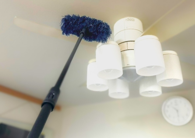 【ダスキン　ペット用おそうじモップレンタル】モップのハンドルは77cmと116cmの２段階伸縮。高い場所の掃除もOKです