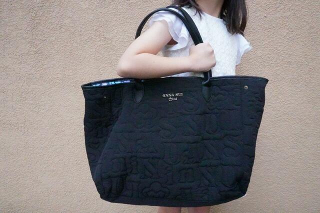 【ANNA SUI mini リバーシブルで使えるロゴキルトなトートバッグ】小学校低学年の女の子が肩掛けしたところ
