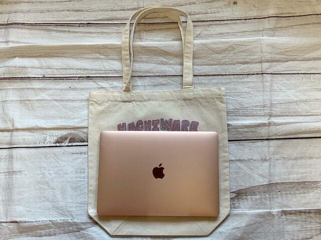 MacBook Airも余裕で入るサイズ感です