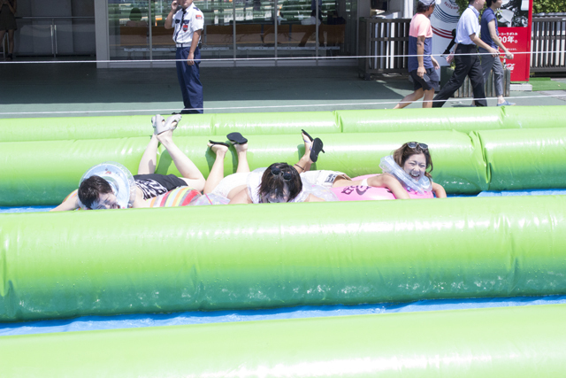 スライドザシティーに参加した水着美女たち