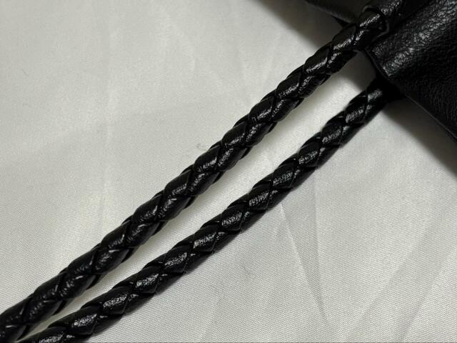 【ロペピクニック　洗えるメッシュハンドルトートバッグ】高級感のある細身のメッシュハンドル。56cmと長めなので、基本は肩掛けで使うのが良さそうです