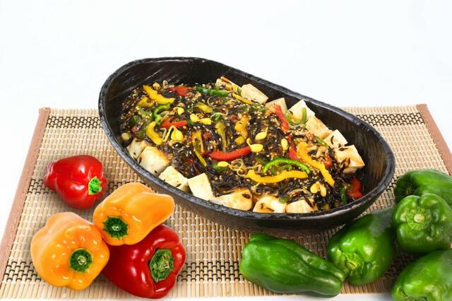 「プルコギ風のたれを絡めた彩り野菜とひじきの豆富」＜期間：2025年6月20日〜＞【ブロンコビリーに『夏サラダバー』登場！「ケールのアップルシナモンサラダ」など期間限定フレッシュサラダが新登場！】