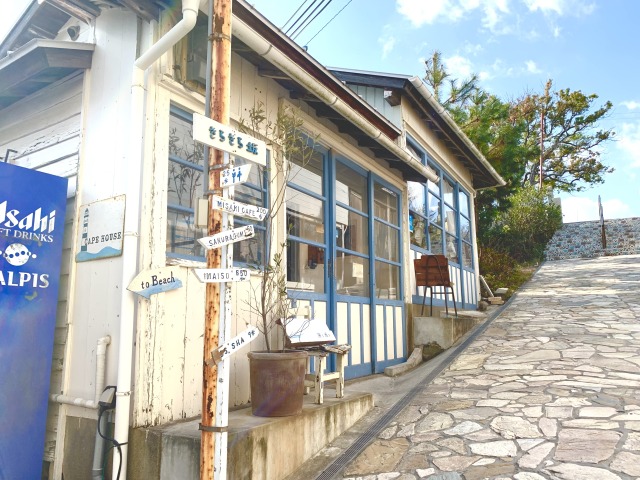 坂の途中におしゃれなカフェが