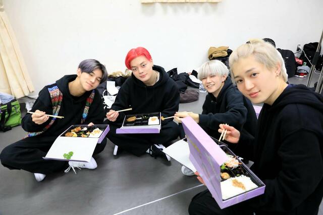 4人揃って優しい笑顔で！ 