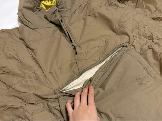 【ワークマン WEB限定 レディースディアテックスマルチウォームポンチョ】クッションとして使うときの畳み方：お腹部分のポケットのファスナーを開けて…⇒