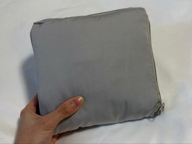 【3COINS 《3WAY》キャリーオン折りたたみバッグ】折りたたむと約18×19cmとほぼ正方形に。重さは一般的なエコバッグよりもやや重いくらいです