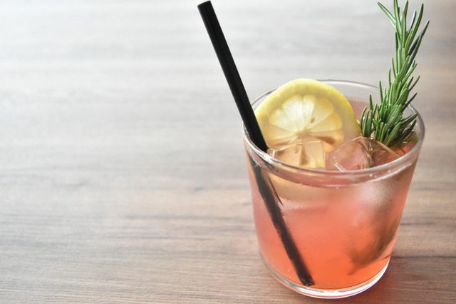 ピンクレモネードはローズマリーがトッピングされている