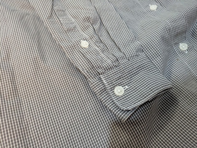 【無印良品　ブロード長袖シャツワンピース】袖口はボタンが2つあるタイプ。袖をまくって折りたい時にもゆるくなりすぎません◎