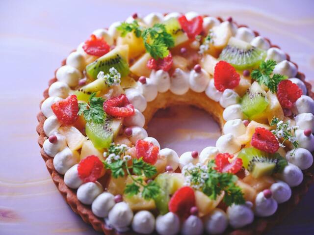 「ピーチとキウイのタルト」＜期間：2025年7月25日～8月31日＞【【コンラッド大阪】アイスを自由にトッピング♪“DIYアイスクリーム“が楽しめる「ピーチ＆アイスクリームスイーツビュッフェ」開催】