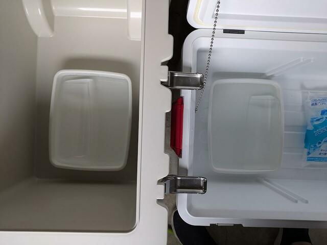 【アイリスオーヤマ HUGEL 真空断熱クーラーボックス60L】14時間経過後の氷の大きさを比較。アイリスオーヤマのクーラーボックス内の氷の方がやや大きい！