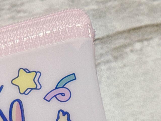 【ちいかわ DAISO限定デザイン】「フラットポーチ（S）ちいかわ」素材は塩化ビニル樹脂