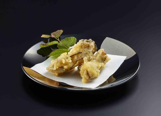 「瀬戸内産 牡蠣天」<価格:429円(税込)>【【ゆず庵】11月18日より「鮪づくし三貫盛り」や「うに海鮮手巻き」「牡蠣の天ぷら」など、こだわりの贅沢メニューが新登場!】