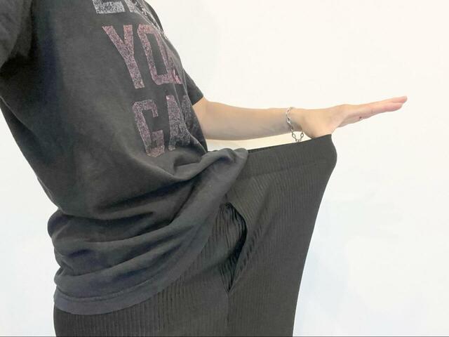 【GLOBAL WORK 多機能プリーツIラインスカート】ウエストゴムはこんなに伸びます！締め付け感ゼロ♪