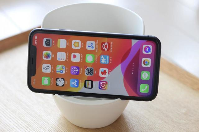 【ダイソー】置くだけで音が広がる　スマートフォンスタンド／100円　横置きも可能