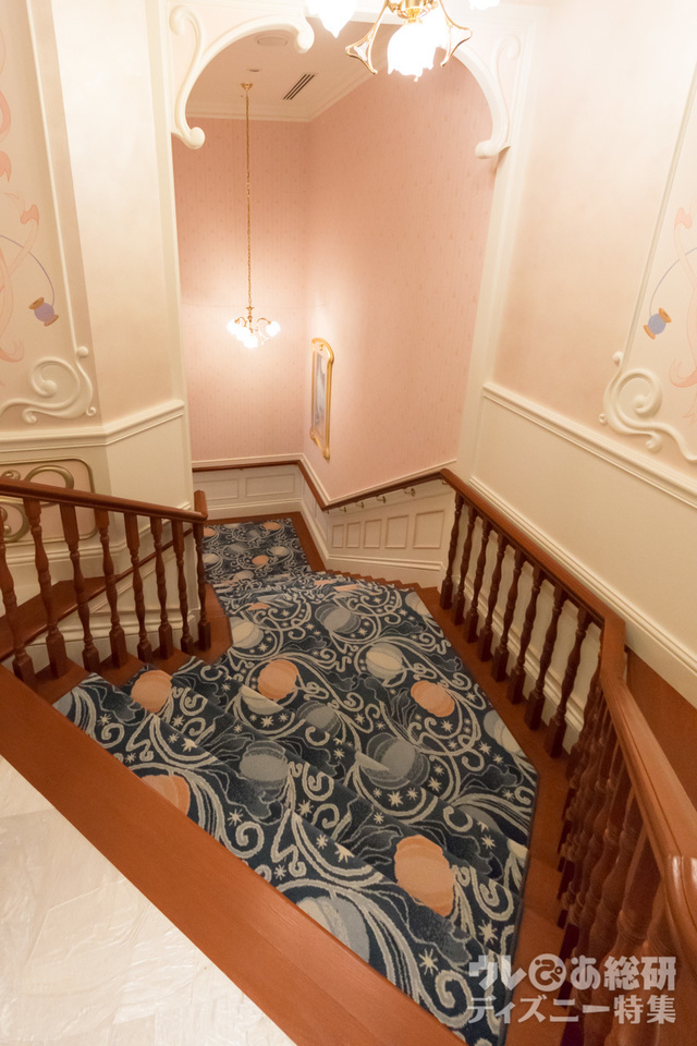 「ビビディ・バビディ・ブティック」入口階段｜東京ディズニーランド ワールドバザール