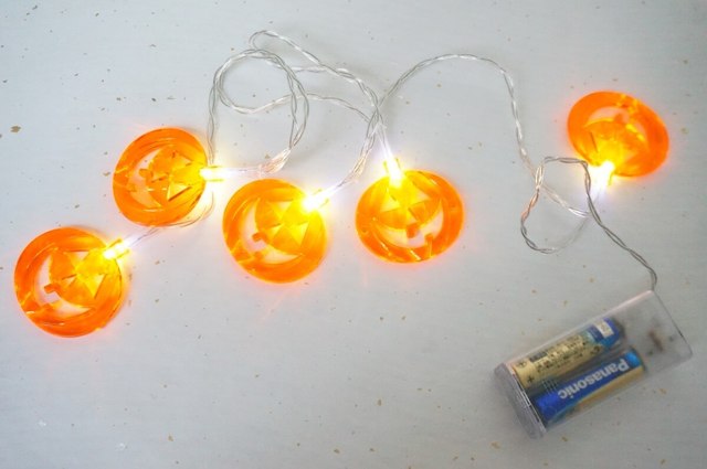 別売りの単三電池2つで点灯