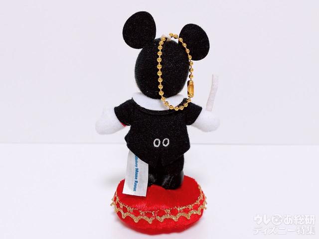 燕尾服の後ろ姿