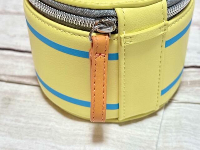 【GU×パペットスンスン】ファスナーで開閉する仕様。引き手には合成皮革のストラップ付きです