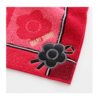 【マリークワント 限定パッケージ入りタオルハンカチ】スパンコール刺繍のデイジーがかわいい♪