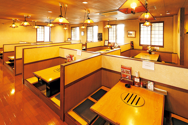 焼肉のかるび庵　内観　全室掘り炬燵席なのでくつろげる。各テーブルとも仕切りがある