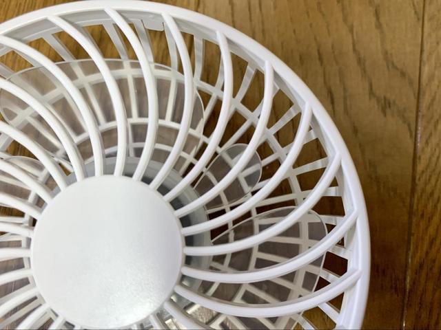 【ニトリ モバイルバッテリー機能付き 充電式ハンディファン】大小6枚の羽根を採用