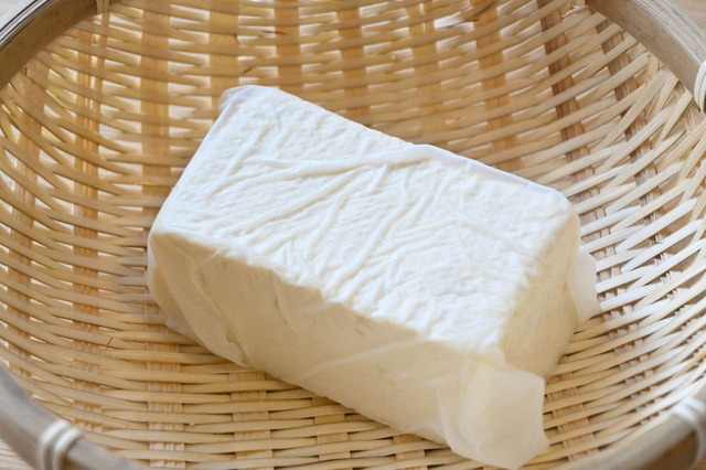 【豆腐の水切り】2．キッチンペーパーを使う方法。豆腐をキッチンペーパーで包み、5～10分置くだけ。