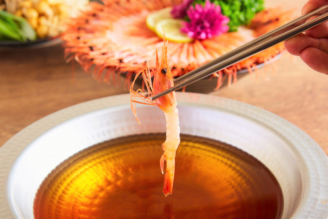 スープで海老をしゃぶしゃぶ！