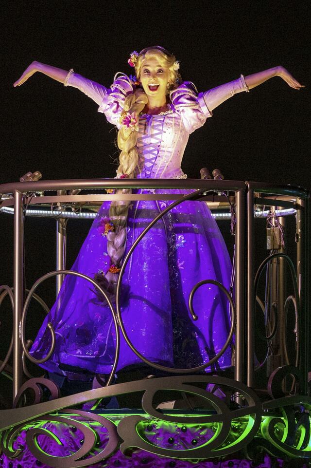 東京ディズニーリゾート「ビリーヴ！〜シー・オブ・ドリームス〜」 シーン２ ディズニー映画「塔の上のラプンツェル」のパート © Disney