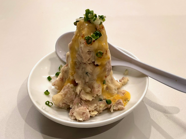 餃子のラスベガス「餃子屋のポテトサラダ」。あまりきつい味がついておらず、さらりと食べられる