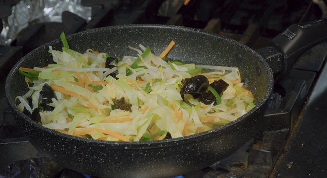 続いて、ピーマン、キクラゲ、もやしもフライパンに入れて茹でます。