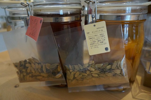 「サングリア 白ワイン用・赤ワイン用」各605円（税込）