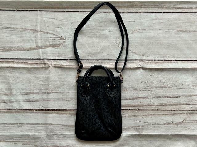 【YOUNG & OLSEN（ヤングアンドオルセン）スマホショルダーバッグ】背面にもポケット付き