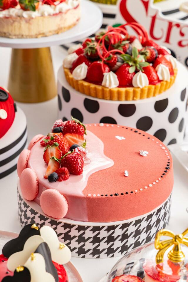 「『ストロベリーモノクロ・ガールズパーティー』スイーツビュッフェ」<期間:2025年12月27日~2026年5月上旬頃まで>【モノクロームのおしゃれ空間でいちごスイーツを満喫♪「ヒルトン東京」で“アジョリーコラボスイーツ”も楽しめる苺ビュッフェ開催!】