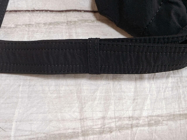 ベルトループ付きで、ストラップの余った部分が“びろーん”とならず、すっきり収まります