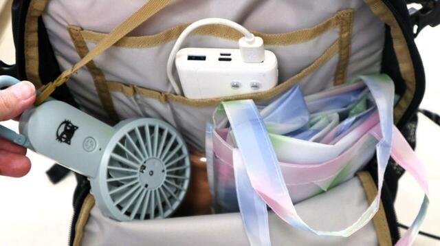 【コールマン ウォーカー25】すぐ取り出せる荷室にはポンチョやハンディファン、モバイルバッテリーを収納し…⇒