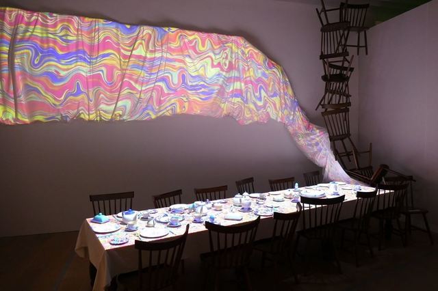 代表的なシーンである「狂ったお茶会」のインスタレーション